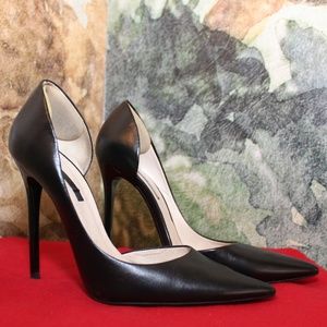Black Pointy Pumps